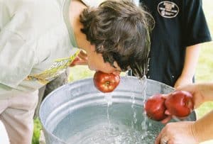 640px-apple_bobbing